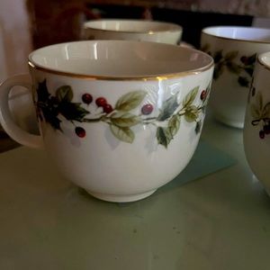 Vintage Home Stoneware Christmas Holly Berry Holiday Coffee Mug Cup Set Of (4)
